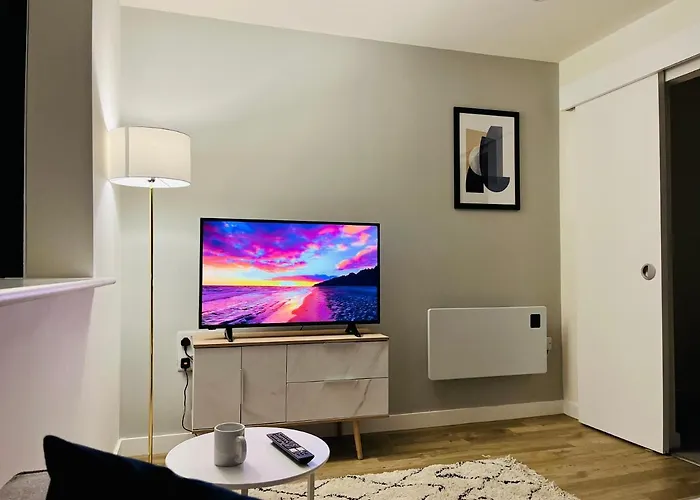 Fantastic One Bedroom Apartment Near Old Trafford Stadium