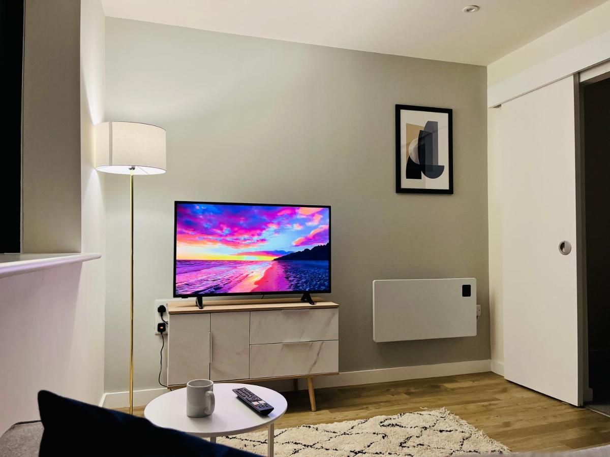 Fantastic One Bedroom Near Old Trafford Stadium Apartment