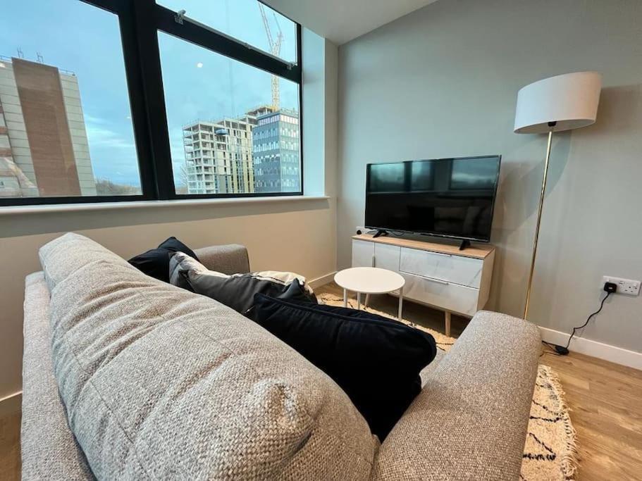 Fantastic One Bedroom Near Old Trafford Stadium Apartment